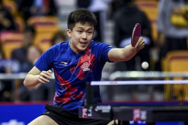 他在接受采 他在接受采